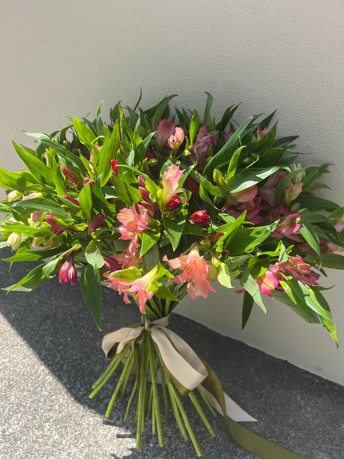 ABUNDANCE OF ALSTROEMERIA